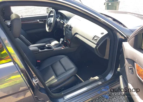 2010 Mercedes-Benz C 300 Luxury 4Matic/Sport 4Matic z USA, uszkodzony, nr VIN WDDGF8BB4AR107842